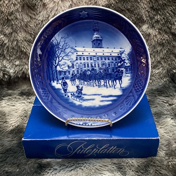 Royal Copenhagen 1992 Queen's Carriage Year Plate - Picture 1 of 16